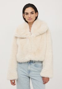 Giacca corta in finta pelliccia bianca con ampio colletto e maniche lunghe, caratterizzata da una superficie morbida e testurizzata e una chiusura a gancio.