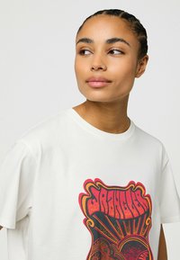 Wrangler LOOSE FIT - Camiseta estampada - used_white