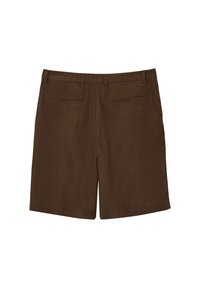 Pantaloni corti marroni in tessuto liscio, dal taglio classico con due tasche posteriori e passanti per cintura, senza dettagli o motivi aggiuntivi.