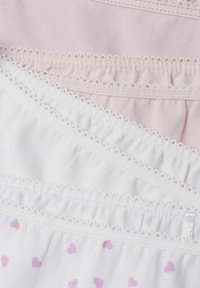 Trois paires de sous-vêtements : rose clair et blanc avec de petits cœurs violets. Chacune a une finition en dentelle texturée le long de la taille.