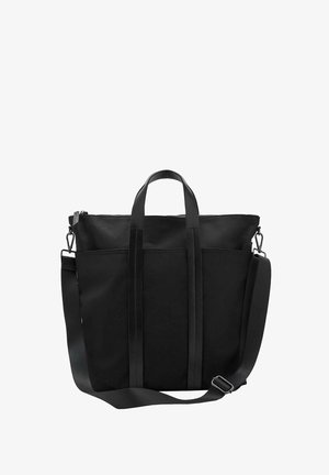 Sac fourre-tout en tissu noir avec deux poignées supérieures, une bandoulière réglable et une fermeture zippée. Présente deux poches avant et une texture lisse.