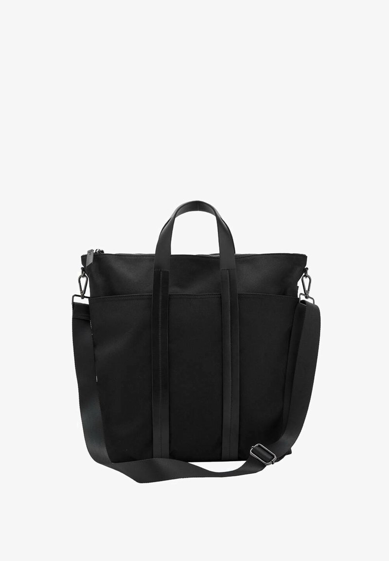 Sac fourre-tout en tissu noir avec deux poignées supérieures, une bandoulière réglable et une fermeture zippée. Présente deux poches avant et une texture lisse.