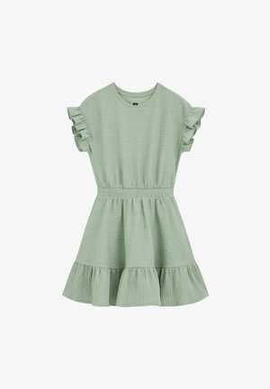 Rochie verde, texturată, cu mâneci scurte cu volane, talie strânsă și fustă evazată cu tiv cu volane.