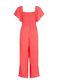 Korallfärgad jumpsuit med fyrkantig halsringning, smockad bodice, korta fladderärmar och vida ben i lätt material.