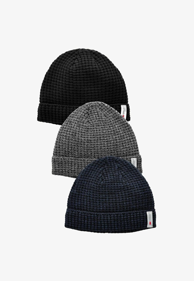 Tres gorros de lana en negro, gris y azul marino. Cada uno tiene un patrón texturizado y un dobladillo doblado, con una pequeña etiqueta de la marca en el lateral.