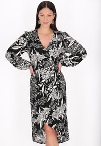 usha Nappali ruha - black offwhite