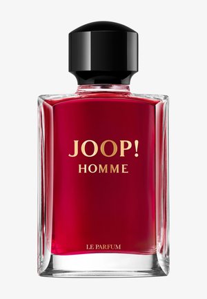 Bottiglia di profumo rettangolare in vetro con liquido rosso scuro, tappo nero arrotondato e testo dorato "JOOP! HOMME LE PARFUM" sul fronte.