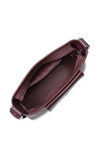 Borsa a tracolla in pelle bordeaux con design testurizzato, parte superiore con zip e tasca interna. Presenta manici robusti e fodera liscia.