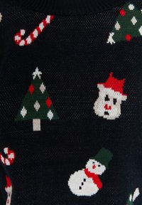Czarny dziergany sweter z białymi bałwankami, zielonymi choinkami i czerwonymi laski cukrowymi w powtarzającym się wzorze. Teksturowana tkanina z kolorowymi akcentami.