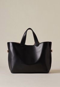 Schwarze Leder-Tote mit doppelten Griffen, glatter Textur und dezenten goldenen Hardware-Akzenten. Geräumiges Design, keine sichtbaren Fächer.