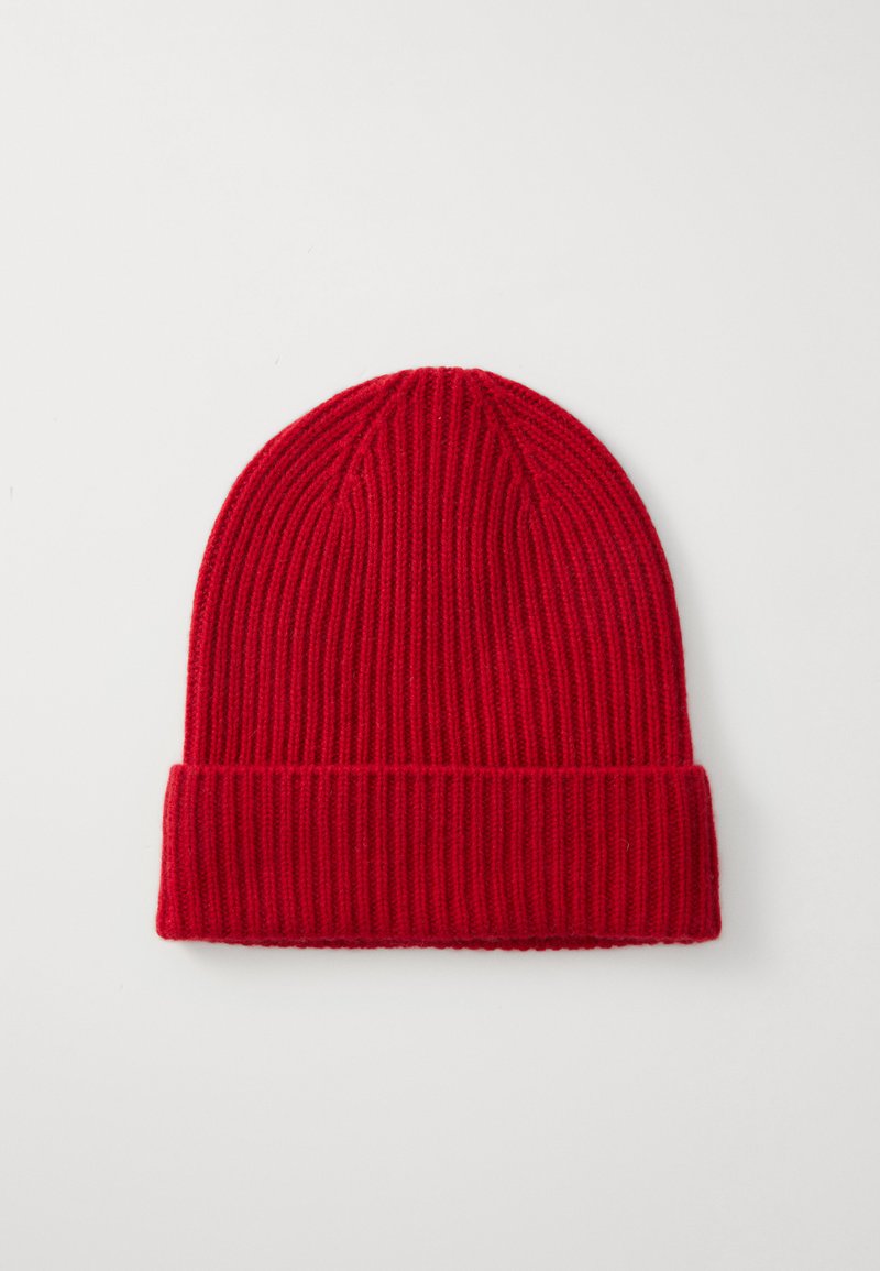 Bonnet en tricot rouge avec une texture côtelée, présentant un revers replié en bas. Il est fabriqué dans un matériau doux et chaud et a un design ajusté.