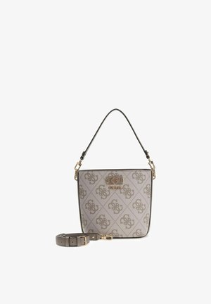 Bolso tipo cubo gris con patrón de monograma repetido, placa con logo dorado, correa corta para el hombro y una correa más larga desmontable al lado.