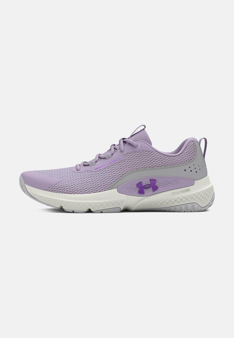 Zapato deportivo de color púrpura claro con una parte superior de malla texturizada, cuello acolchado, entresuela blanca en contraste y un logotipo púrpura en el costado.