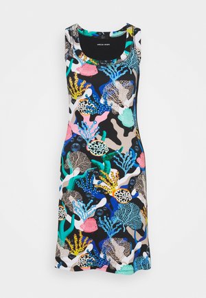 Robe noire sans manches avec motif coloré de récif corallien en bleu, rose, jaune, vert et beige, longueur genou avec encolure dégagée.
