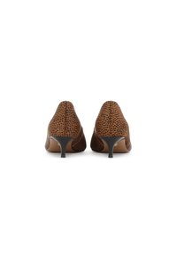 Rjave, teksturirane čevlje s peto in ostro konico ter črno stiletto peto, ki imajo pikčasto vzorčasto površino na zgornjem materialu.