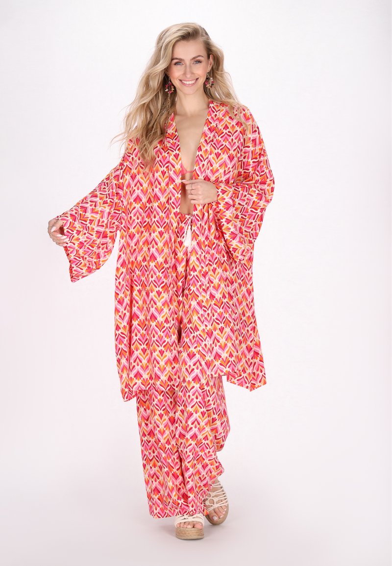 Conjunto de kimono y pantalones con estampado en tonos rosa, naranja y amarillo. Tejido ligero, corte holgado, con mangas amplias y un diseño geométrico.