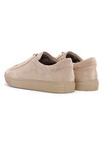 Beige Sneaker aus perforiertem Wildleder und glattem Wildleder, mit einem Low-Top-Design und einer tanfarbenen Gummisohle mit genähten Akzenten.