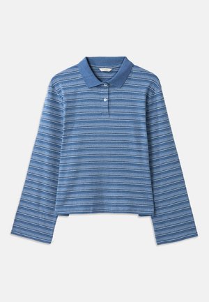 Pikkade varrukatega polo särk sinises toonis, millel on valged ja tumesinised horisontaalsed triibud. Omad klasikalise krae ja kolme nupuga sulgemise. Pehme kangatekstuuri.