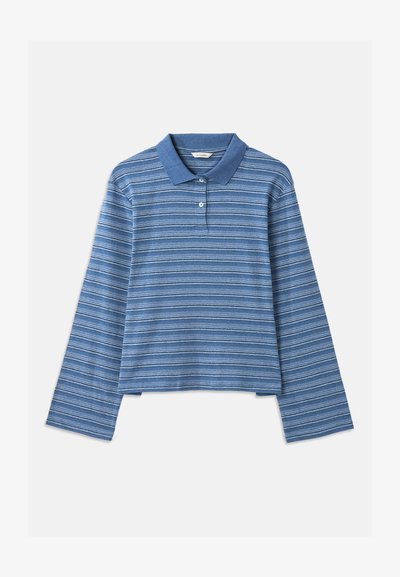 Polo majica z dolgimi rokavi v modri barvi z belimi in mornarsko modrimi vodoravnimi črtami. Ima klasičen ovratnik in tri gumbe. Mehka tekstura tkanine.