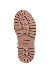 Semelle de botte en caoutchouc avec un motif de bande de roulement profond, comportant des éléments de traction texturés. La couleur est rose clair avec un détail rectangulaire au talon.