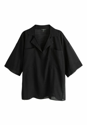 Schwarzes, kurzärmeliges, locker sitzendes Hemd mit einem eingekerbten Kragen und aufgesetzten Fronttaschen, dargestellt vor weißem Hintergrund.