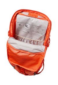 Oranje rugzak met een ritssluiting, voorzien van een grijze voering, binnenzakken en een label met informatie over noodsignalen. Lichtgewicht stof.