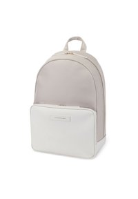 Helle graue Stoff-Rucksack mit einer weißen unteren Tasche, goldenen Reißverschlussakzenten und einem oberen Griff. Glatte Textur, abgerundete Form, minimalistisches Design.