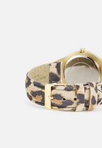 Reloj de pulsera con correa de cuero, estampado de leopardo, herrajes en tono dorado y caja redonda. Presenta una textura suave y una correa ajustable con cierre de hebilla.