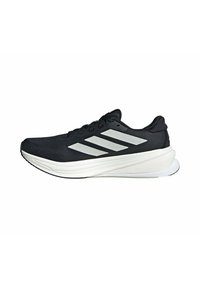 Schwarzer Sportschuh mit einer strukturierten oberen Fläche, der drei weiße Streifen an der Seite und eine weiße Zwischensohle hat. Leichtes Design, stromlinienförmige Form.