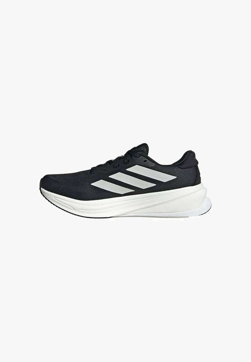 Schwarzer Sportschuh mit einer strukturierten oberen Fläche, der drei weiße Streifen an der Seite und eine weiße Zwischensohle hat. Leichtes Design, stromlinienförmige Form.