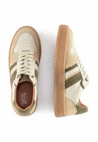 Sneakers Camel Active realizzati in pelle color crema con dettagli in suede verde oliva. Tra le caratteristiche troviamo punta perforata, design con lacci e suola in gomma.
