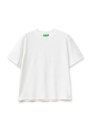 Prosty biały T-shirt z krótkim rękawem i okrągłym dekoltem, ułożony na płasko, z zieloną metką na szyi z napisem marki.