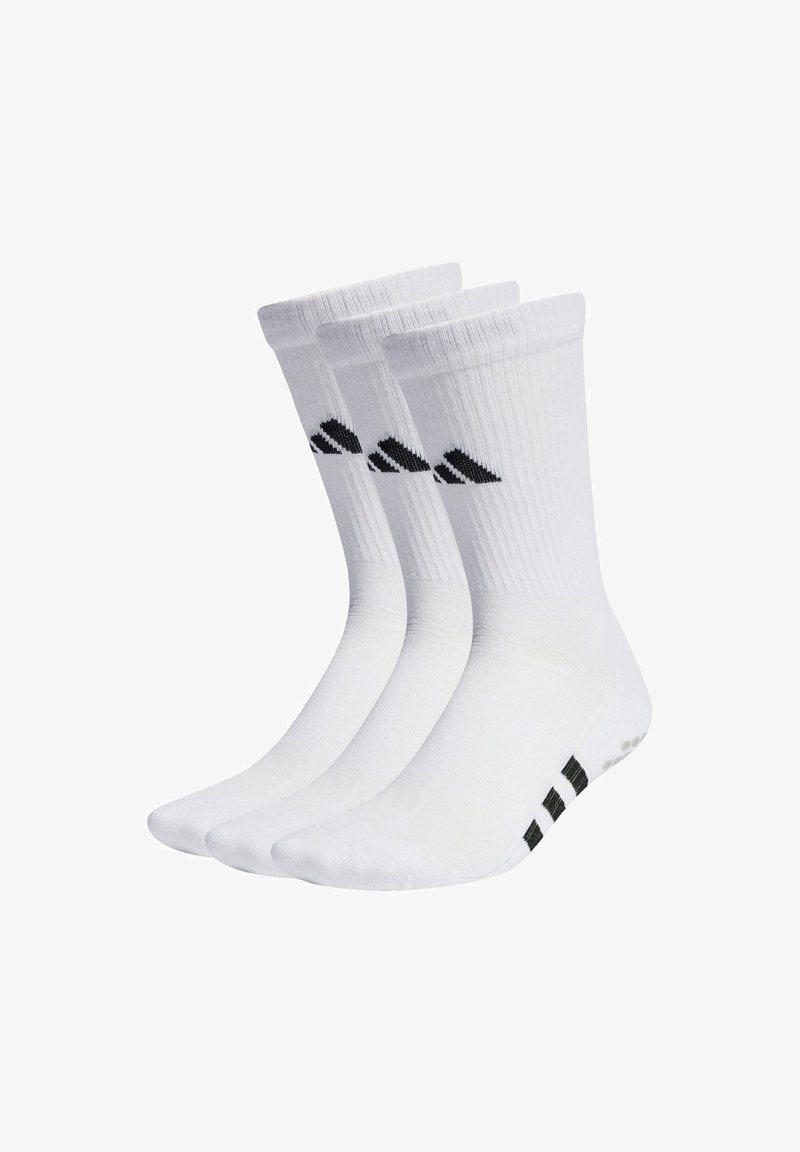 Calcetines de algodón blancos de caña corta, con una textura acanalada, tres acentos de logo negro y una zona del dedo del pie reforzada, vendidos en un paquete de tres.