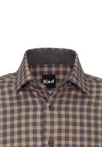 Camicia a quadri marrone e blu con colletto classico, bottoni marroni e texture morbida. Etichetta visibile all'interno del colletto.