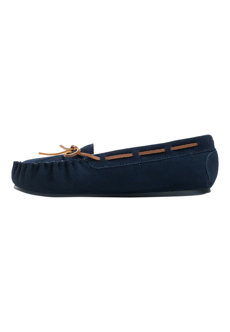 Navy-Suede-Mokassin-Hausschuhe mit abgerundetem Zehenbereich, fransigen Kanten, Lederakzenten und einer braunen Schnürung vorne. Flache Gummisohle.