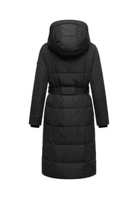 Long manteau doudoune noir avec capuche, doté d'une taille ceinturée, d'une texture matelassée et de poignets élastiques. La vue arrière présente un design épuré.