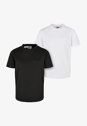 To kortærmede t-shirts i sort og hvid bomuld, med rund hals og brystlommer på begge skjorter.
