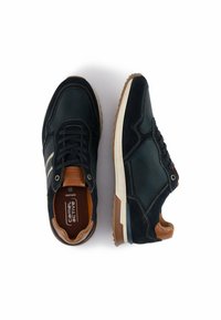 Schwarze und dunkelgrüne Sneakers mit einem Mesh-Obermaterial, Wildleder-Akzenten, Schnürdesign, Gummisohle und einem braunen Innenfutter.