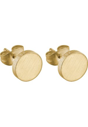 Goldfarbene Steckerohrringe mit gebürsteter Oberfläche, kreisförmigem Design und kleinen, abgerundeten Verschlüssen, die den eingravierten Markennamen tragen.