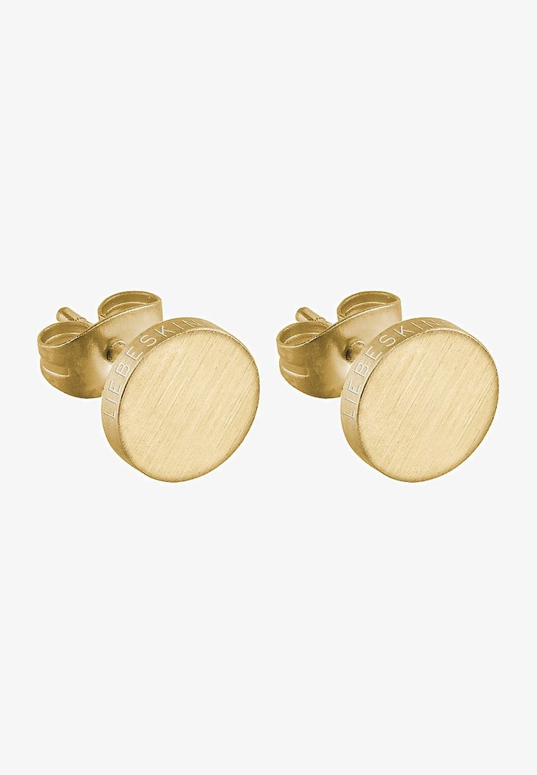 Orecchini a perno color oro con finitura spazzolata, forma circolare e piccole chiusure arrotondate con il nome del marchio inciso.
