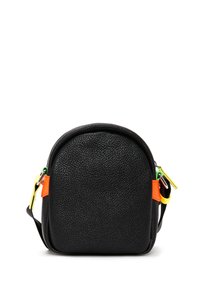 Bolso de hombro de cuero negro con textura granulada, parte superior redondeada y acentos de colores vibrantes en naranja, amarillo y verde en los cierres.