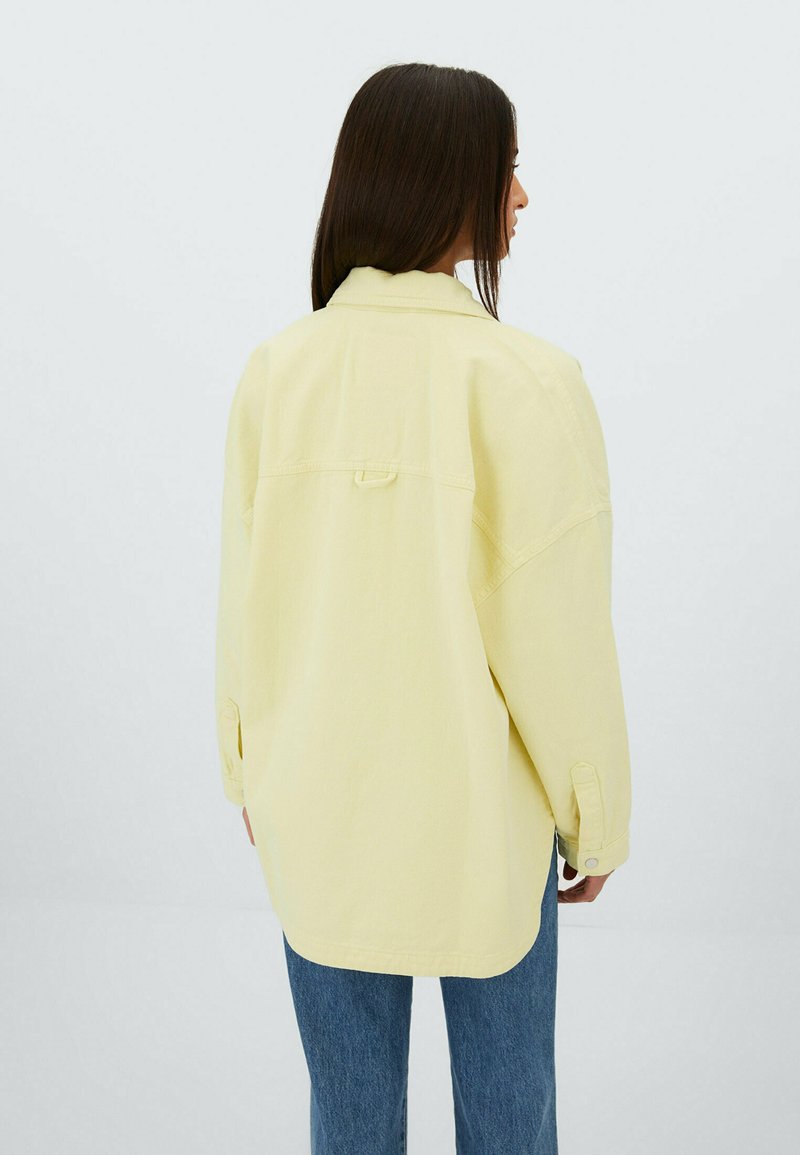 Damen Leichte Jacken | Stradivarius AUS TWILL MIT TASCHEN Jeansjacke yellow/hellgelb - WY61397 Damen Leichte Jacken | Stradivarius AUS TWILL MIT TASCHEN Jeansjacke yellow/hellgelb - WY61397