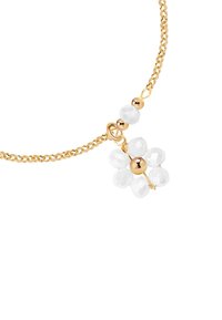 Złoty naszyjnik łańcuszkowy z grupą białych fasetowanych koralików ułożonych w kształt kwiatu z centralnym złotym akcentem.