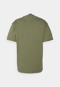 Olivengrøn kortærmet t-shirt, lavet af blød bomuld. Rundet halsudskæring, lige snit og enkel kant med ingen synlige mønstre.