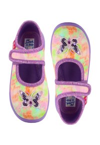 Lila und mehrfarbige Kinderschuhe mit Schmetterlingsverzierungen; verfügen über einen strukturierten Stoff und verstellbare Klettverschlüsse.