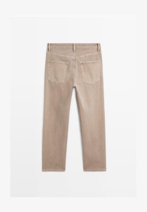 Beige denimbukser med et tætsiddende design, der har to baglommer og synlig syning. Glat tekstur med lige ben.