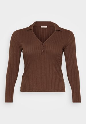 T-shirt long à manches marron côtelé avec un col en V et une patte de boutonnage, fabriqué à partir d'un tissu doux et texturé.