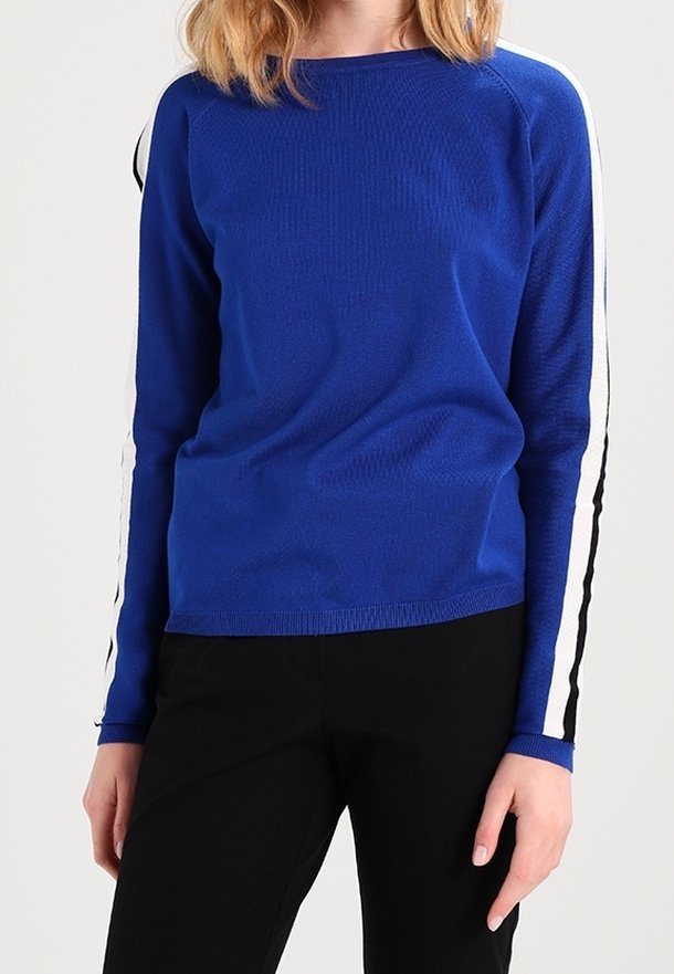 Pull en maille bleue à texture côtelée, avec des accents à rayures noires et blanches le long des manches, un col rond, et une coupe décontractée.