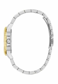 Montre-bracelet argentée et dorée avec un boîtier rectangulaire, ornée de gemmes décoratives, dotée d'un bracelet en maillons métalliques et d'un fermoir à bouton-poussoir.