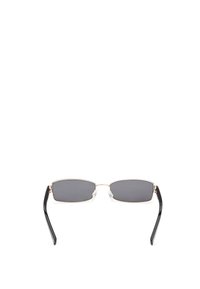 Sluneční brýle s obdélníkovými šedými skly, tenkým rámem ze stříbrného kovu a lesklými černými plastovými stranami. Průhledné nosní podložky pro pohodlí.